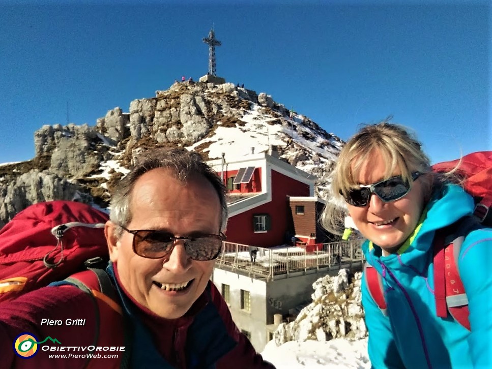 Al rifugio Azzoni con vista alla croce di Punte Cermenati-Resegone (1875 m)